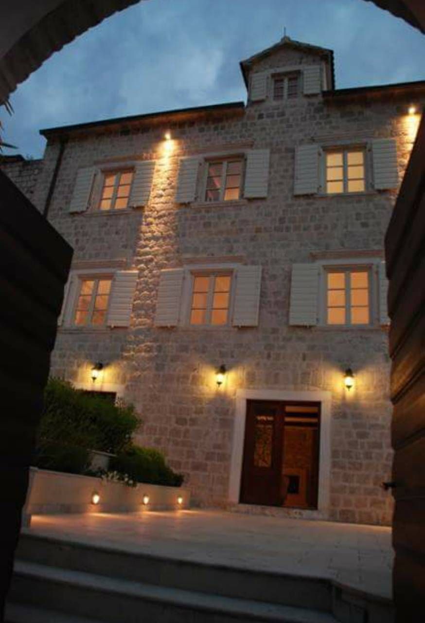 Ekskluzivna vila na prvoj liniji do mora u Ljutoj, Kotor - Kapacitet do 22 osobe, privatni bazen, vrhunski smeštaj - Amfora Real Estate