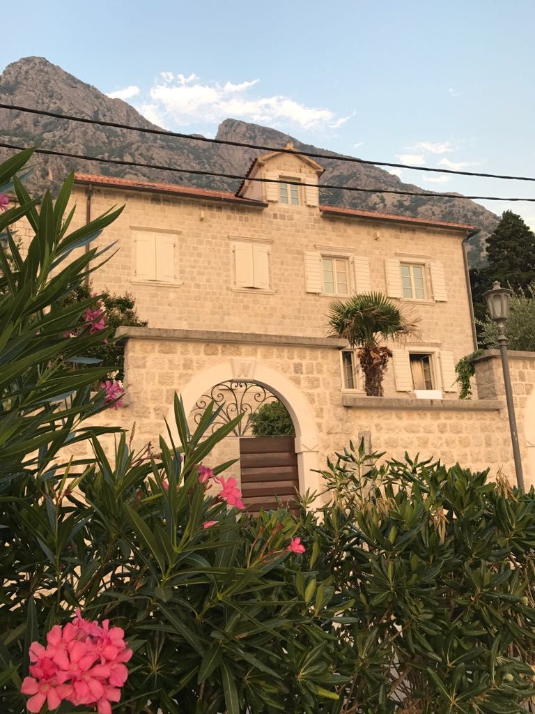 Ekskluzivna vila na prvoj liniji do mora u Ljutoj, Kotor - Kapacitet do 22 osobe, privatni bazen, vrhunski smeštaj - Amfora Real Estate