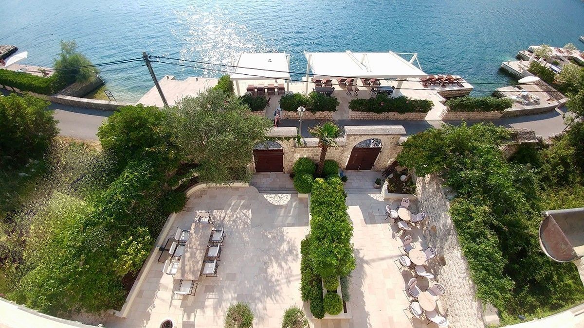 Ekskluzivna vila na prvoj liniji do mora u Ljutoj, Kotor - Kapacitet do 22 osobe, privatni bazen, vrhunski smeštaj - Amfora Real Estate