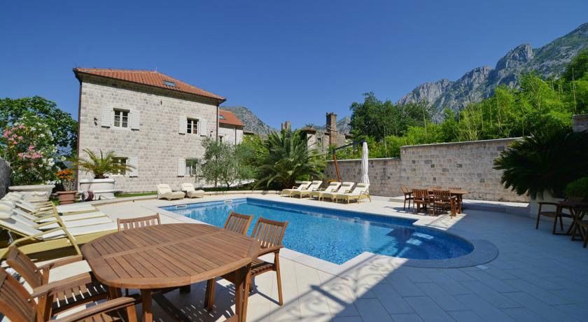 Ekskluzivna vila na prvoj liniji do mora u Ljutoj, Kotor - Kapacitet do 22 osobe, privatni bazen, vrhunski smeštaj - Amfora Real Estate