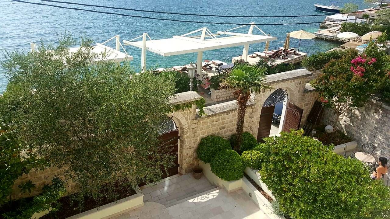 Ekskluzivna vila na prvoj liniji do mora u Ljutoj, Kotor - Kapacitet do 22 osobe, privatni bazen, vrhunski smeštaj - Amfora Real Estate