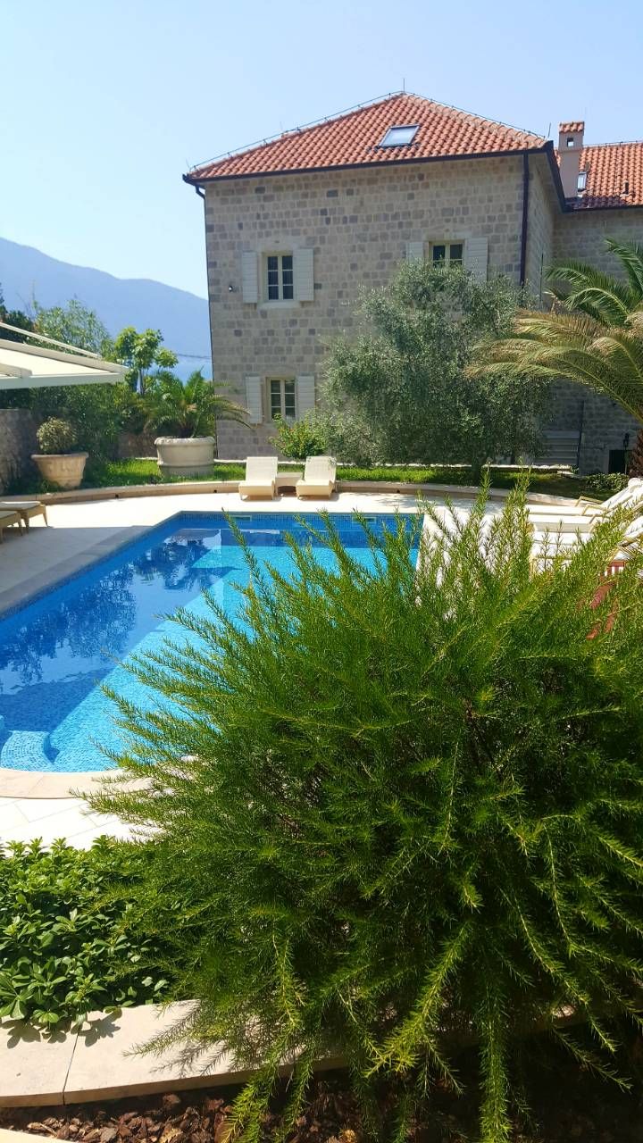 Ekskluzivna vila na prvoj liniji do mora u Ljutoj, Kotor - Kapacitet do 22 osobe, privatni bazen, vrhunski smeštaj - Amfora Real Estate