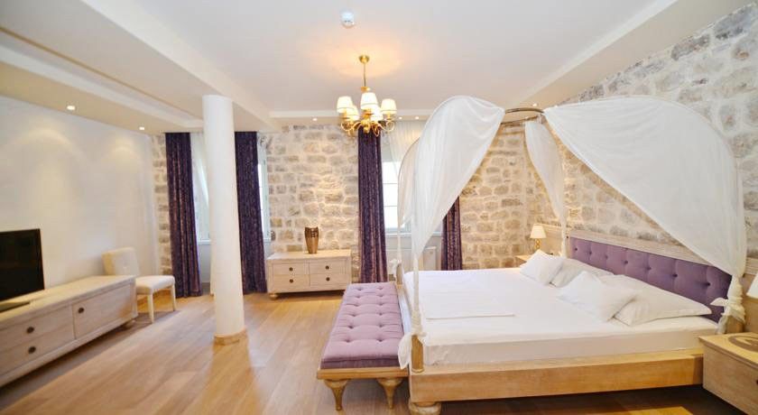 Ekskluzivna vila na prvoj liniji do mora u Ljutoj, Kotor - Kapacitet do 22 osobe, privatni bazen, vrhunski smeštaj - Amfora Real Estate