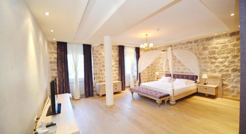 Ekskluzivna vila na prvoj liniji do mora u Ljutoj, Kotor - Kapacitet do 22 osobe, privatni bazen, vrhunski smeštaj - Amfora Real Estate