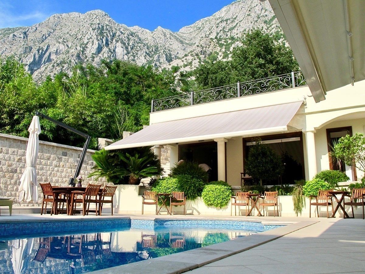 Ekskluzivna vila na prvoj liniji do mora u Ljutoj, Kotor - Kapacitet do 22 osobe, privatni bazen, vrhunski smeštaj - Amfora Real Estate