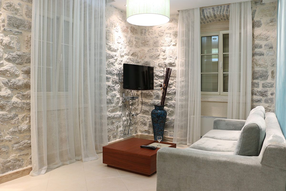 Ekskluzivna vila na prvoj liniji do mora u Ljutoj, Kotor - Kapacitet do 22 osobe, privatni bazen, vrhunski smeštaj - Amfora Real Estate