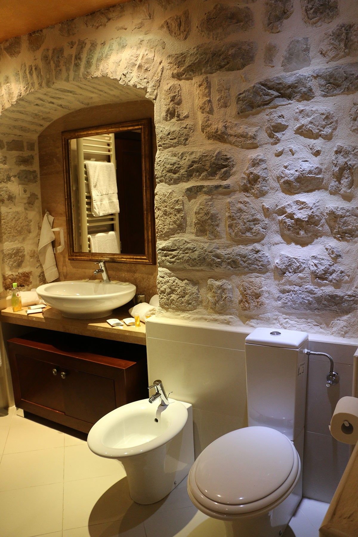 Ekskluzivna vila na prvoj liniji do mora u Ljutoj, Kotor - Kapacitet do 22 osobe, privatni bazen, vrhunski smeštaj - Amfora Real Estate