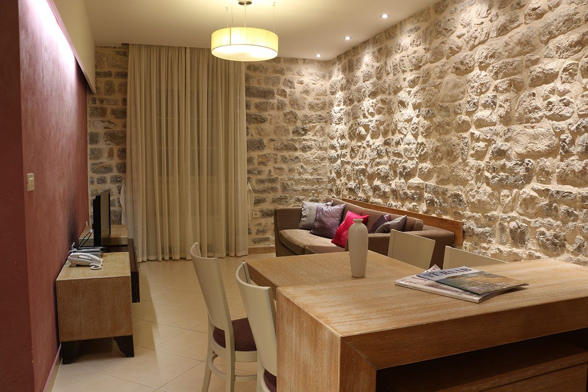 Ekskluzivna vila na prvoj liniji do mora u Ljutoj, Kotor - Kapacitet do 22 osobe, privatni bazen, vrhunski smeštaj - Amfora Real Estate