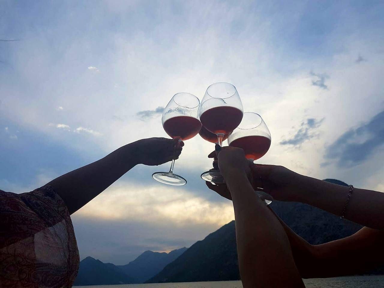 Ekskluzivna vila na prvoj liniji do mora u Ljutoj, Kotor - Kapacitet do 22 osobe, privatni bazen, vrhunski smeštaj - Amfora Real Estate