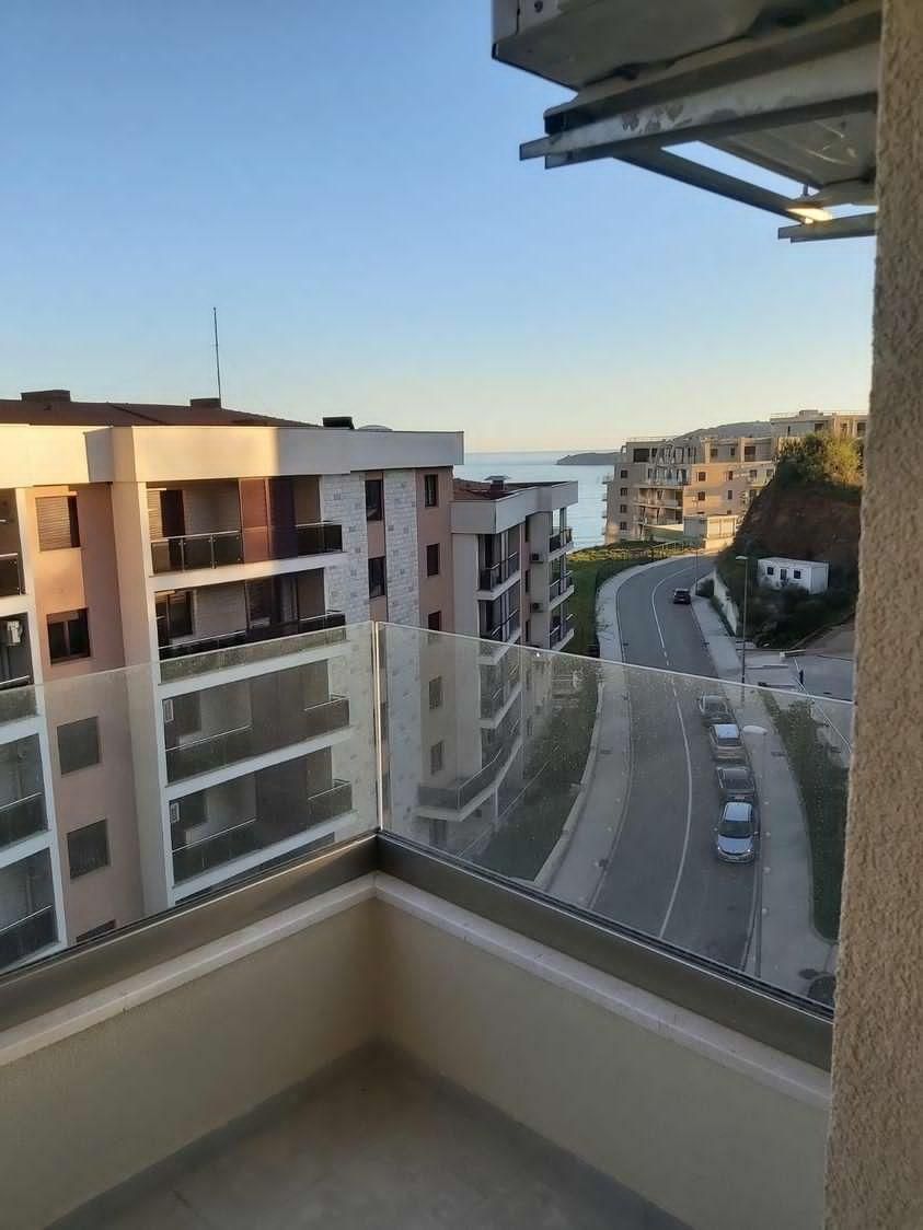 Moderno opremljen dvosoban stan 60m2 u novoj stambenoj zgradi sa fantastičnim pogledom na more,Becici - Amfora Real Estate