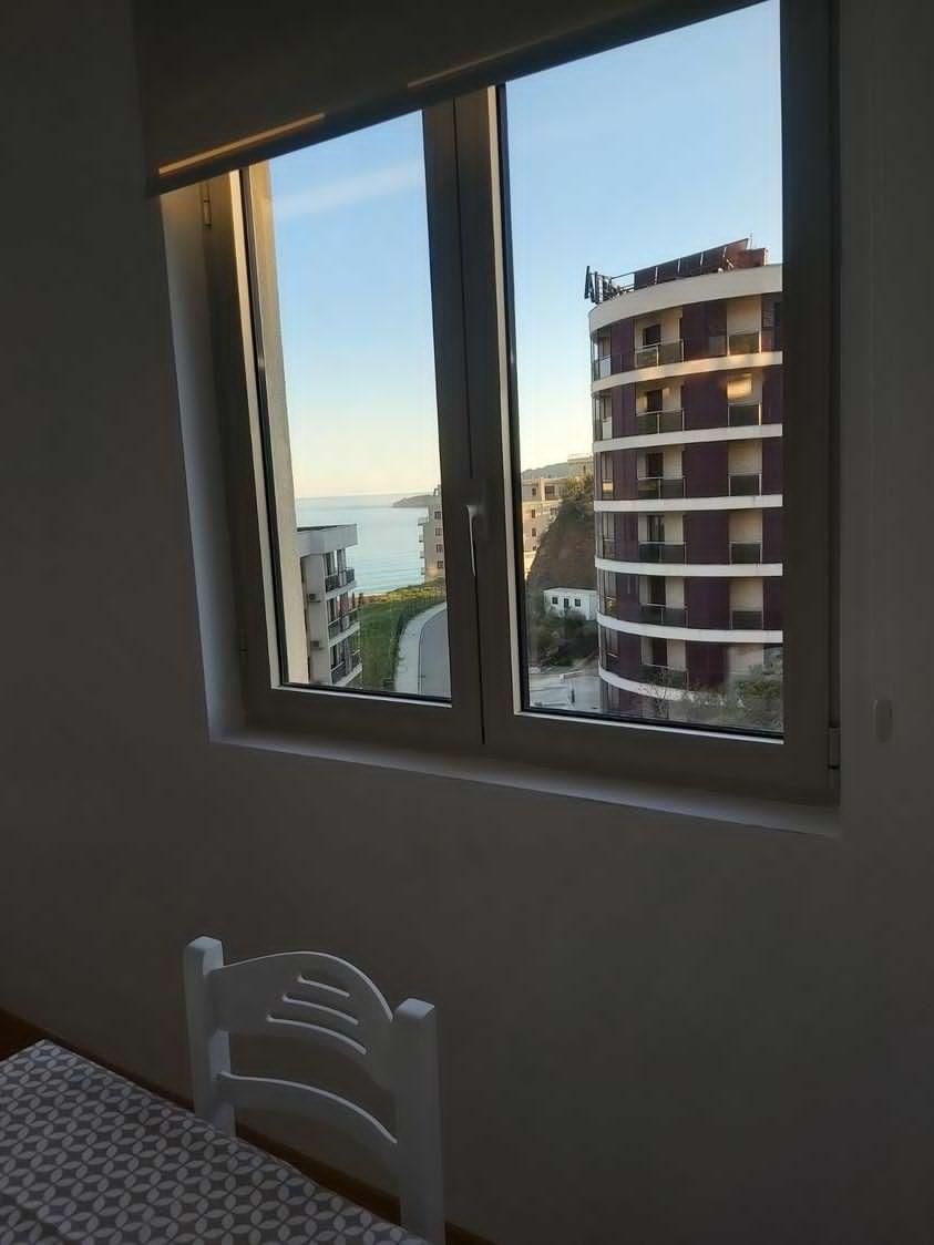 Moderno opremljen dvosoban stan 60m2 u novoj stambenoj zgradi sa fantastičnim pogledom na more,Becici - Amfora Real Estate