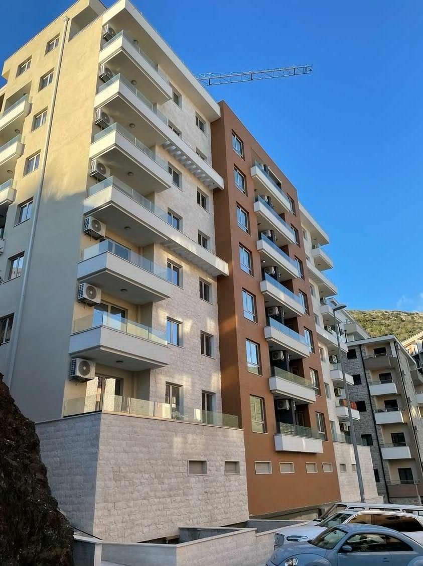 Moderno opremljen dvosoban stan 60m2 u novoj stambenoj zgradi sa fantastičnim pogledom na more,Becici - Amfora Real Estate
