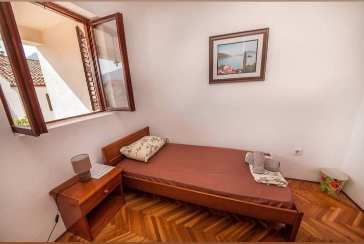 amforaproperty.com/Kuća sa panoramskim pogledom na more u Ljutoj opstina Kotor, 70 metara od mora.