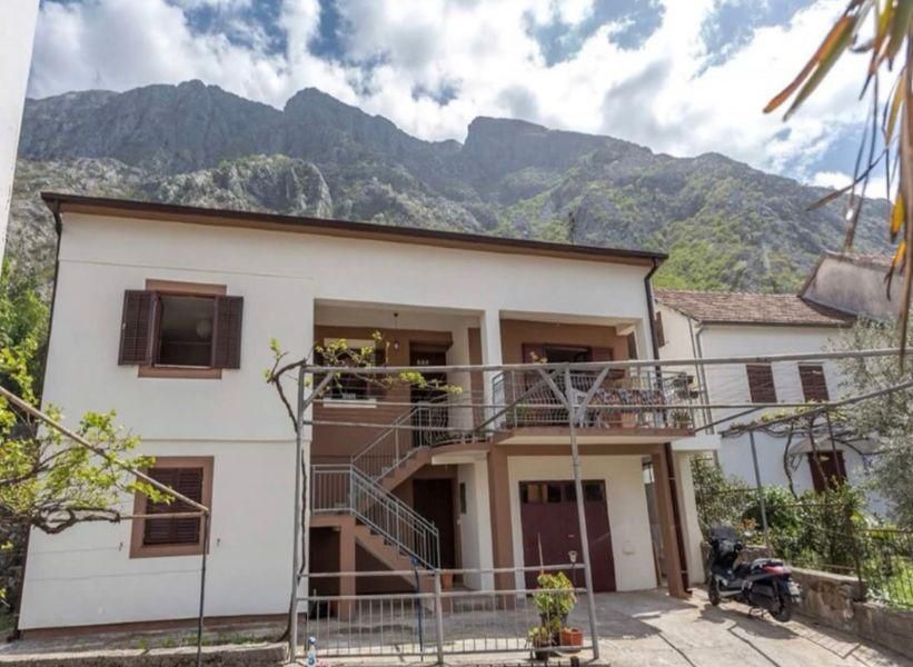 amforaproperty.com/Kuća sa panoramskim pogledom na more u Ljutoj opstina Kotor, 70 metara od mora.