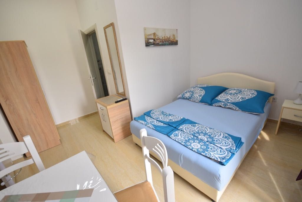 amforaproperty.com/Ekskluzivna vila apartmanskog tipa na prvoj liniji do mora u Meljinama, Herceg Novi