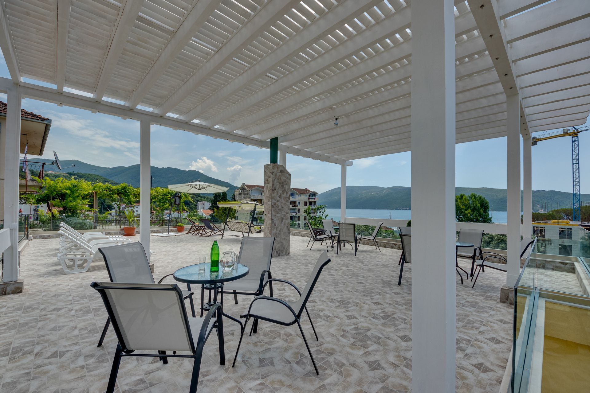 amforaproperty.com/Ekskluzivna vila apartmanskog tipa na prvoj liniji do mora u Meljinama, Herceg Novi