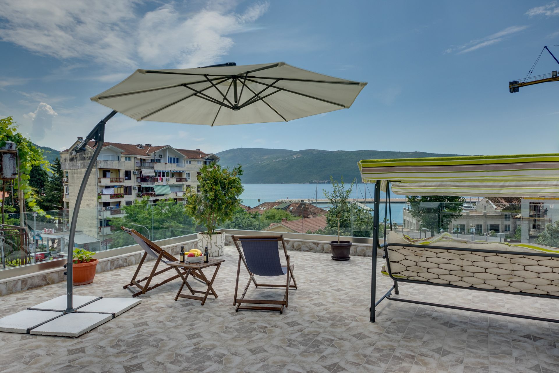 amforaproperty.com/Ekskluzivna vila apartmanskog tipa na prvoj liniji do mora u Meljinama, Herceg Novi