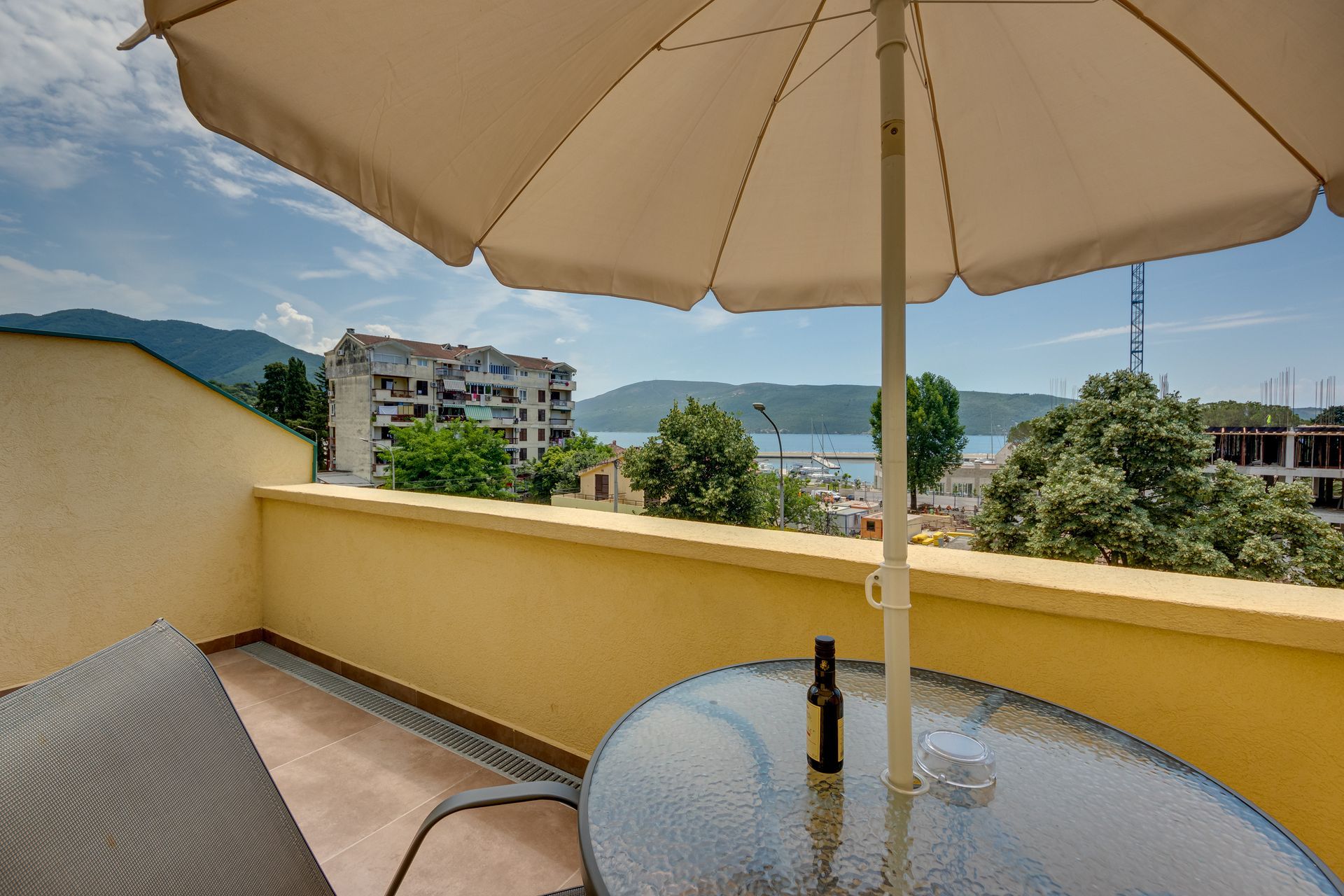 amforaproperty.com/Ekskluzivna vila apartmanskog tipa na prvoj liniji do mora u Meljinama, Herceg Novi