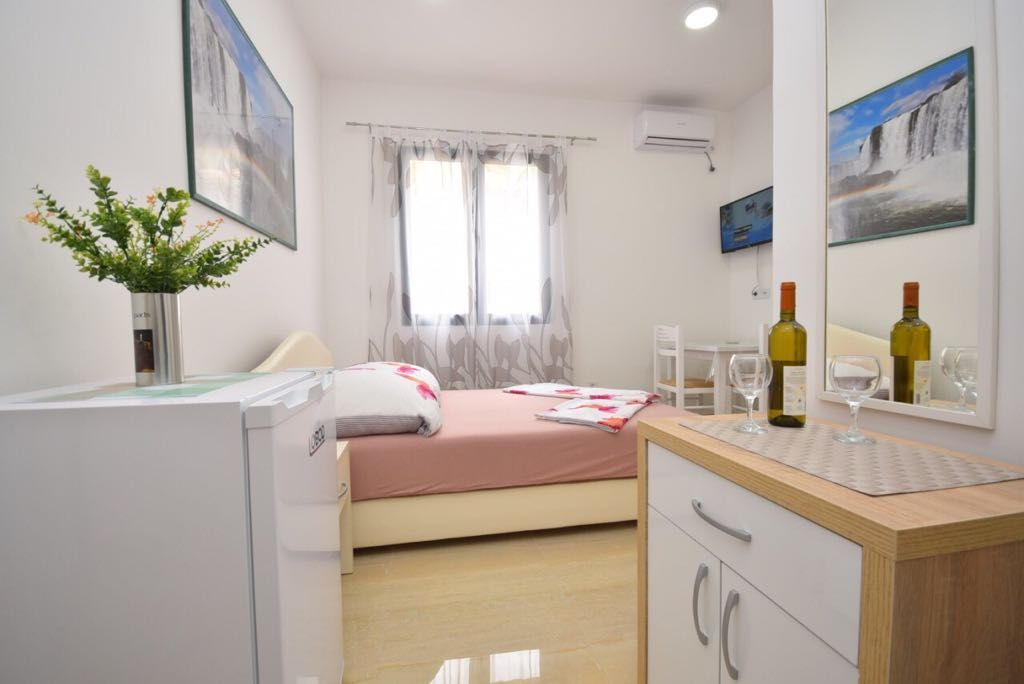 amforaproperty.com/Ekskluzivna vila apartmanskog tipa na prvoj liniji do mora u Meljinama, Herceg Novi