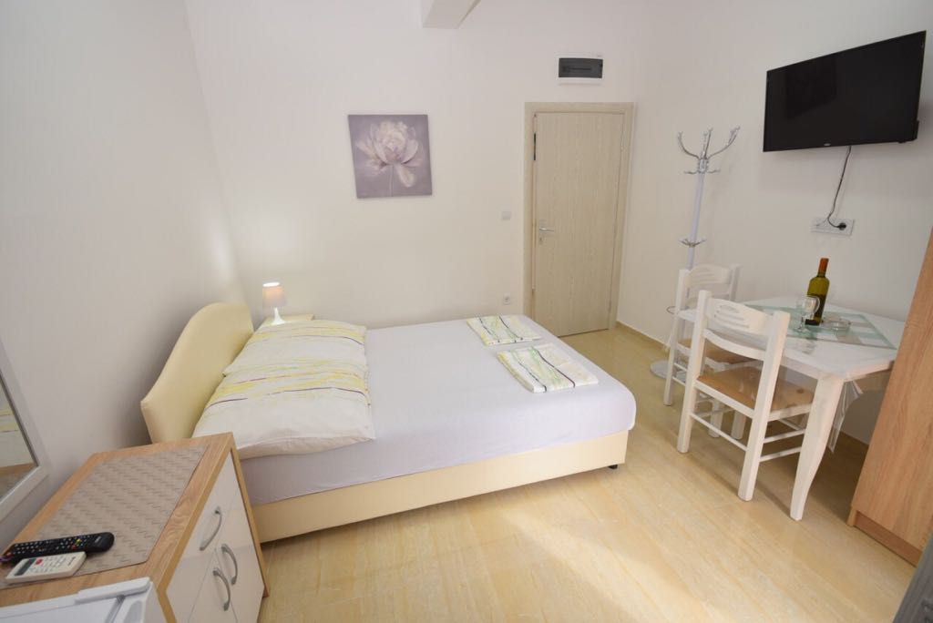 amforaproperty.com/Ekskluzivna vila apartmanskog tipa na prvoj liniji do mora u Meljinama, Herceg Novi