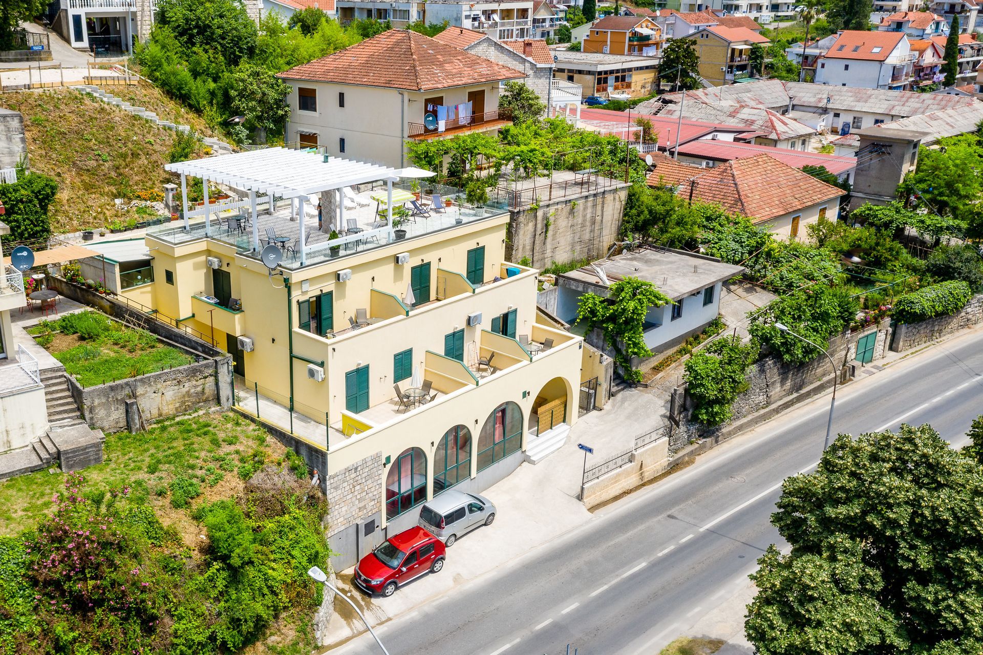 amforaproperty.com/Ekskluzivna vila apartmanskog tipa na prvoj liniji do mora u Meljinama, Herceg Novi