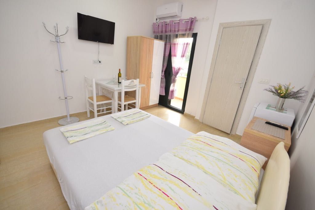 amforaproperty.com/Ekskluzivna vila apartmanskog tipa na prvoj liniji do mora u Meljinama, Herceg Novi