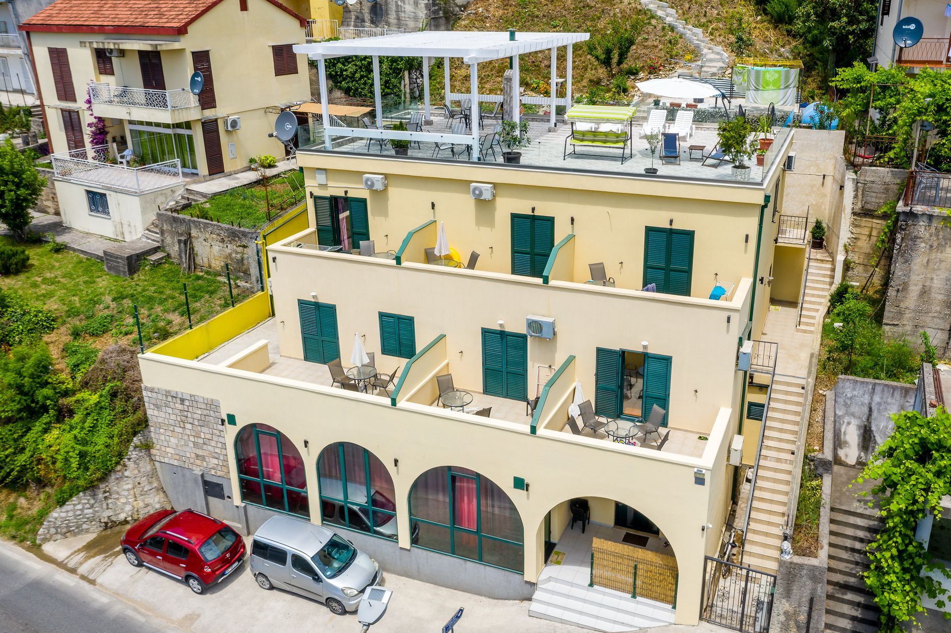 amforaproperty.com/Ekskluzivna vila apartmanskog tipa na prvoj liniji do mora u Meljinama, Herceg Novi