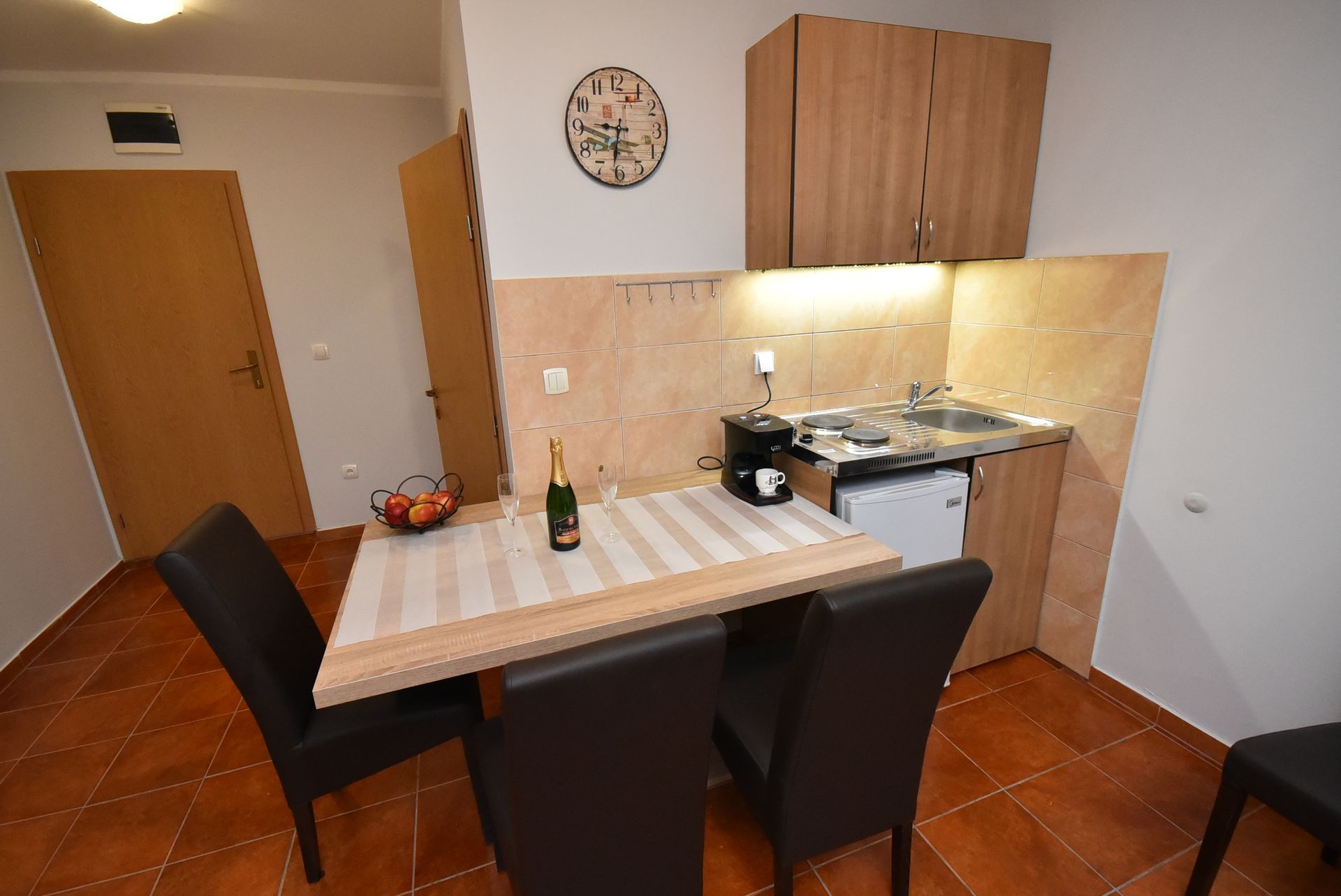 amforaproperty.com/Ekskluzivna vila apartmanskog tipa na prvoj liniji do mora u Meljinama, Herceg Novi