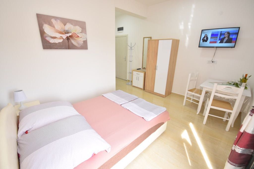 amforaproperty.com/Ekskluzivna vila apartmanskog tipa na prvoj liniji do mora u Meljinama, Herceg Novi