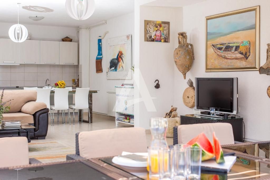 amforaproperty.com/Prodaja luksuzne vile sa sopstvenom pontom na samoj obali mora,Tivat