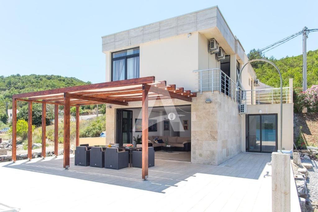 amforaproperty.com/Prodaja luksuzne vile sa sopstvenom pontom na samoj obali mora,Tivat