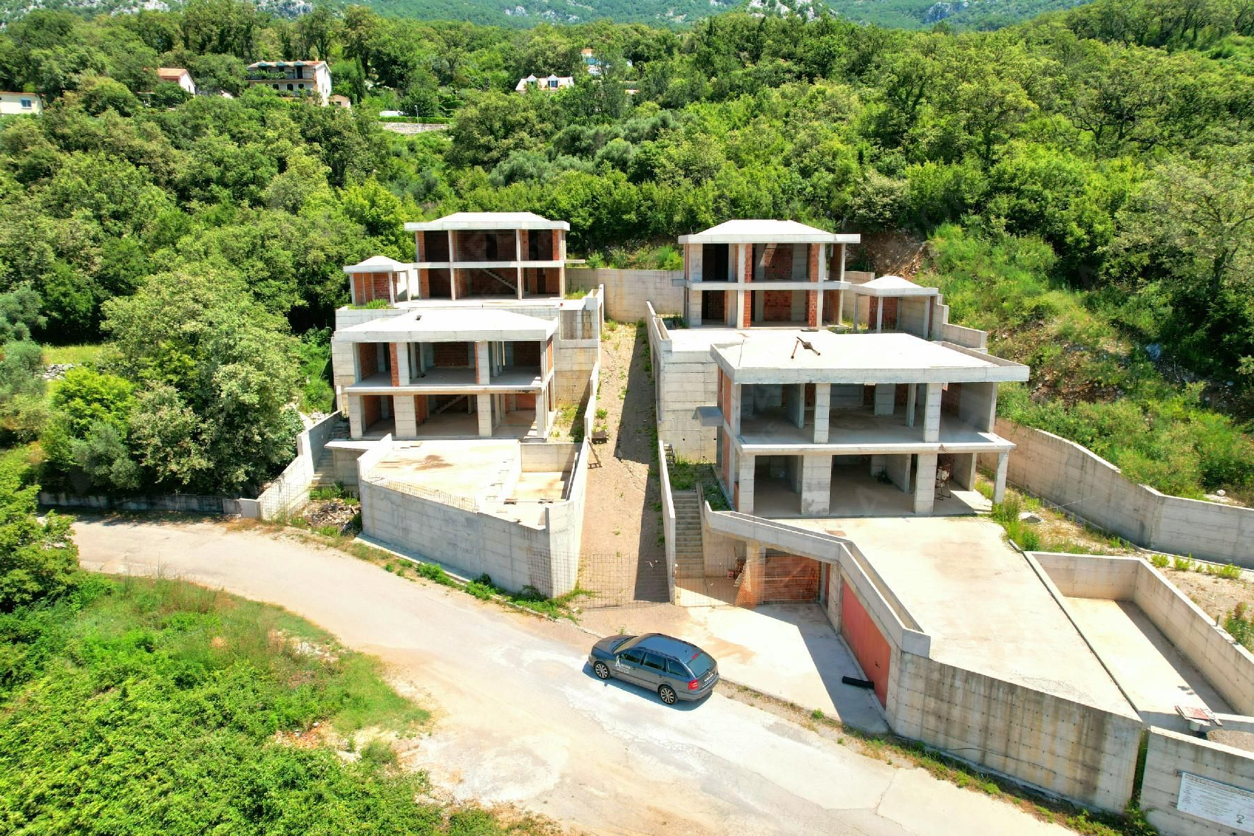 amforaproperty.com/Hitna prodaja! Četiri vile u fazi grubih radova ukupne povrsine 2200m2 sa panoramskim pogledom u Kuljačama, Budva