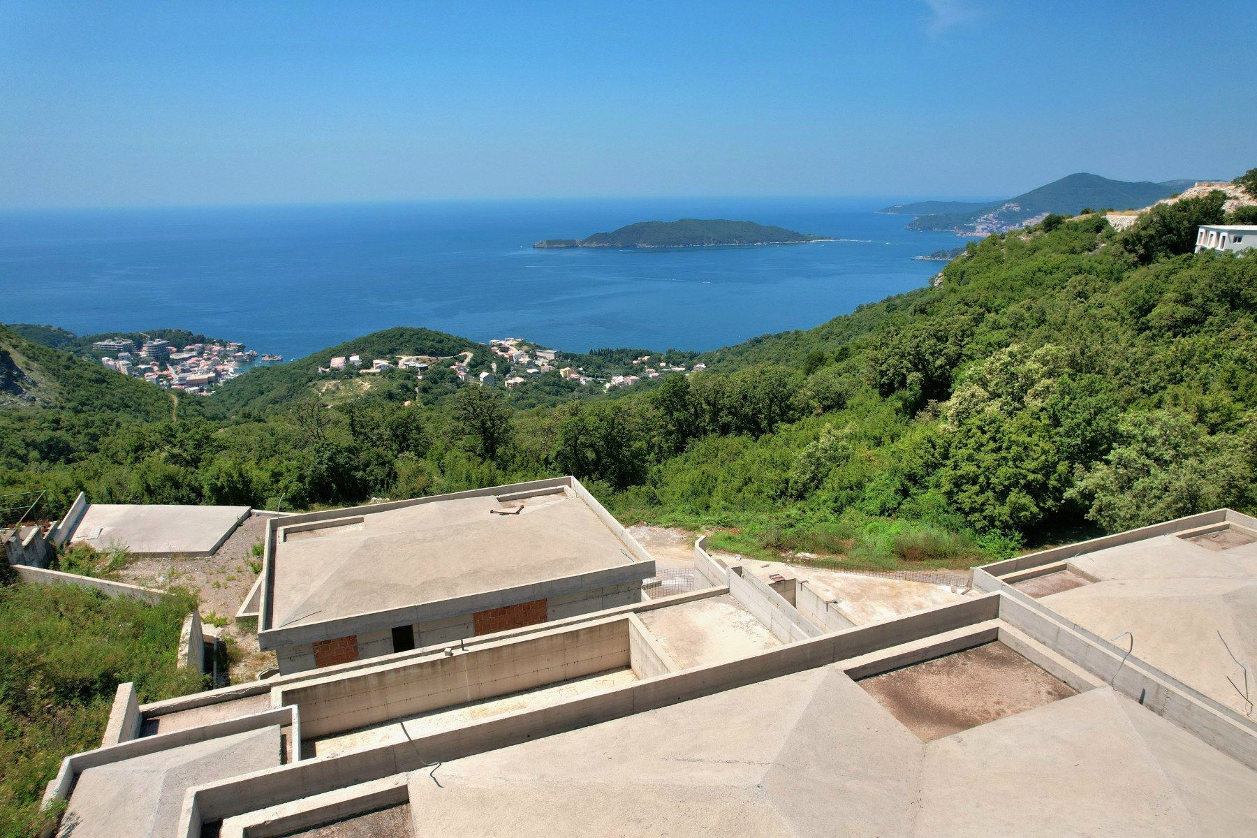 amforaproperty.com/Hitna prodaja! Četiri vile u fazi grubih radova ukupne povrsine 2200m2 sa panoramskim pogledom u Kuljačama, Budva