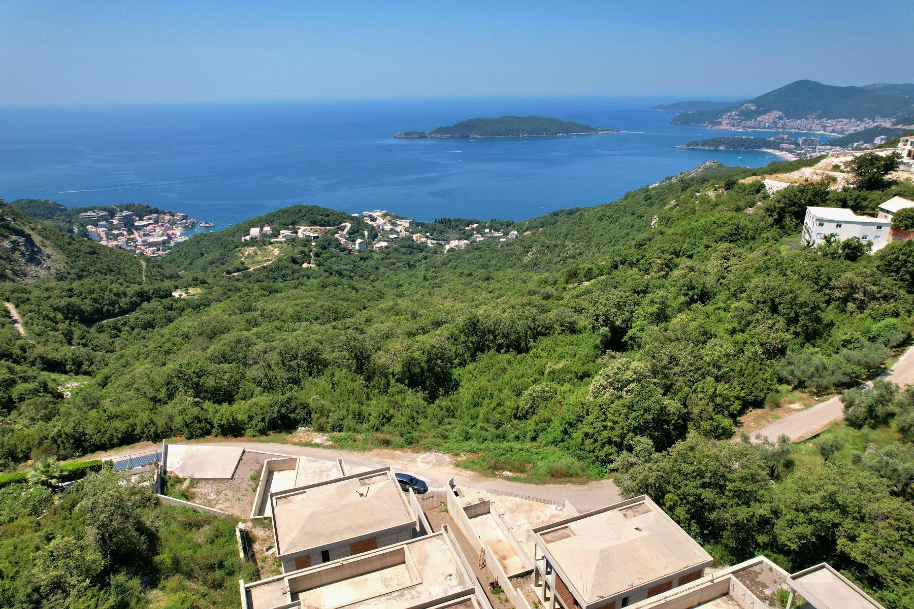 amforaproperty.com/Hitna prodaja! Četiri vile u fazi grubih radova ukupne povrsine 2200m2 sa panoramskim pogledom u Kuljačama, Budva