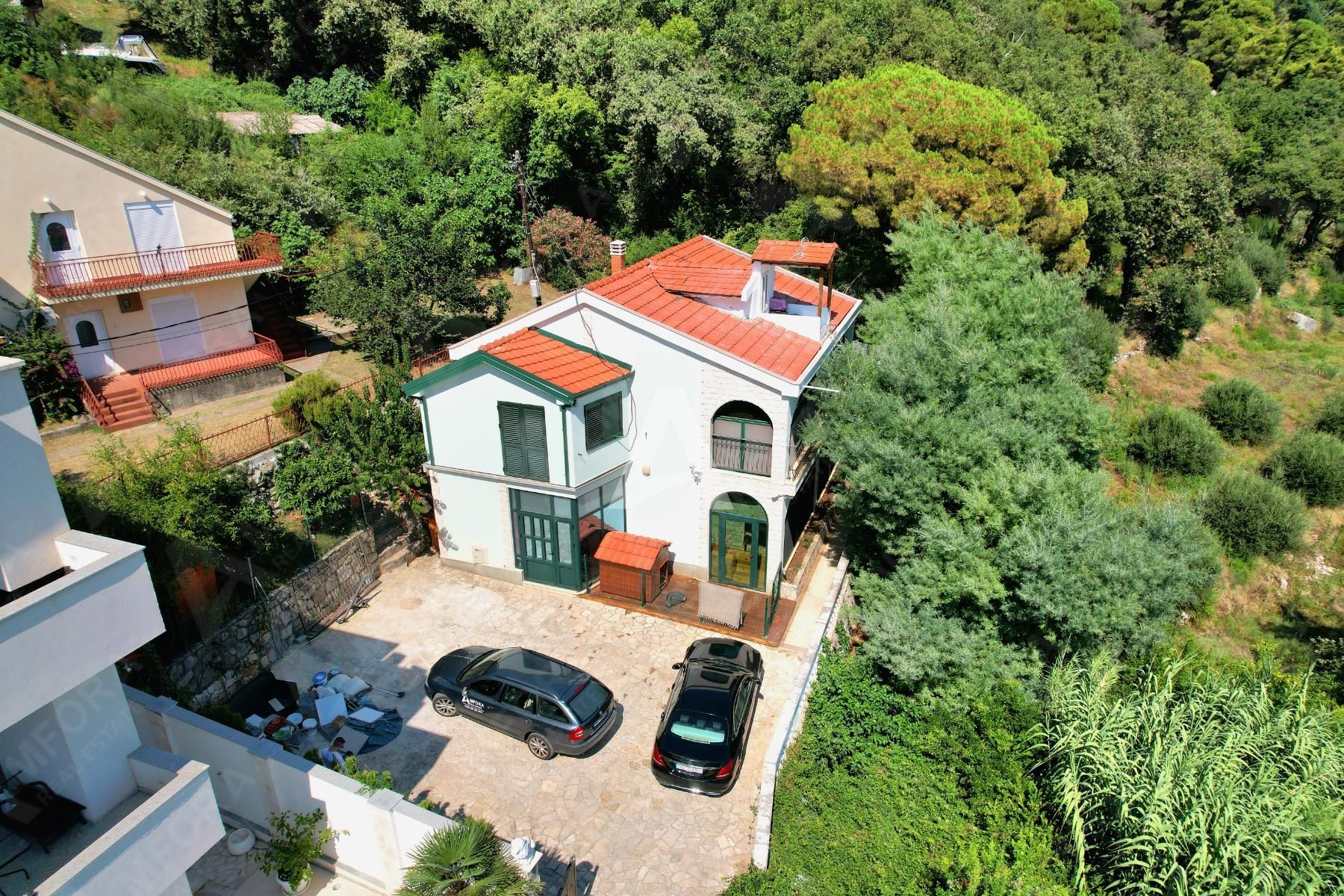 amforaproperty.com/Na prodaju kuća 171m2 sa prelepim pogledom na more u Budvi, područje Podmaine