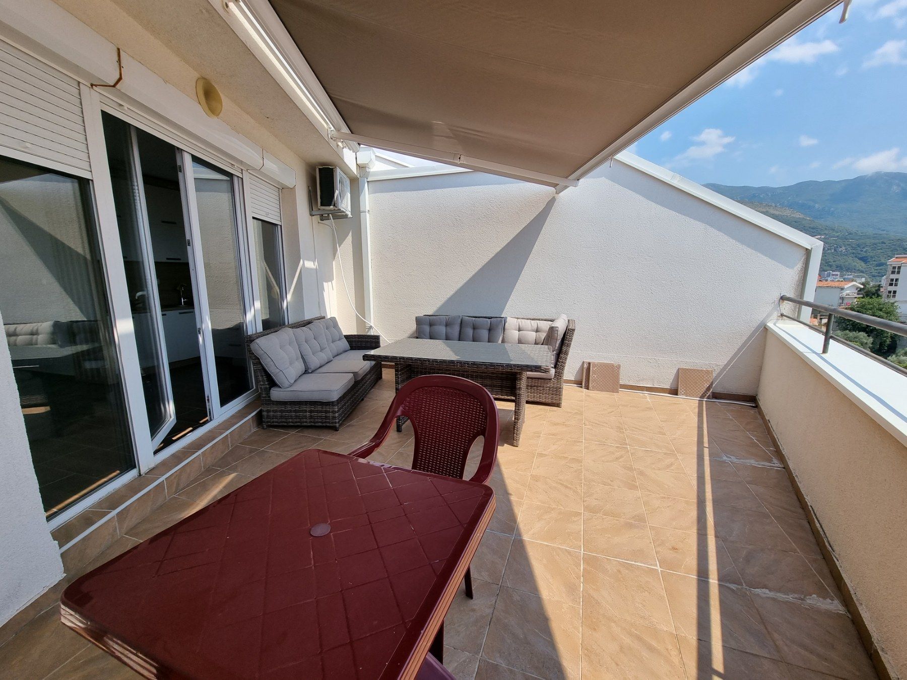 Jednosoban moderno opremljen stan sa garaznim mestom i pogledom na more,Becici-NA DUZI PERIOD - Amfora Real Estate