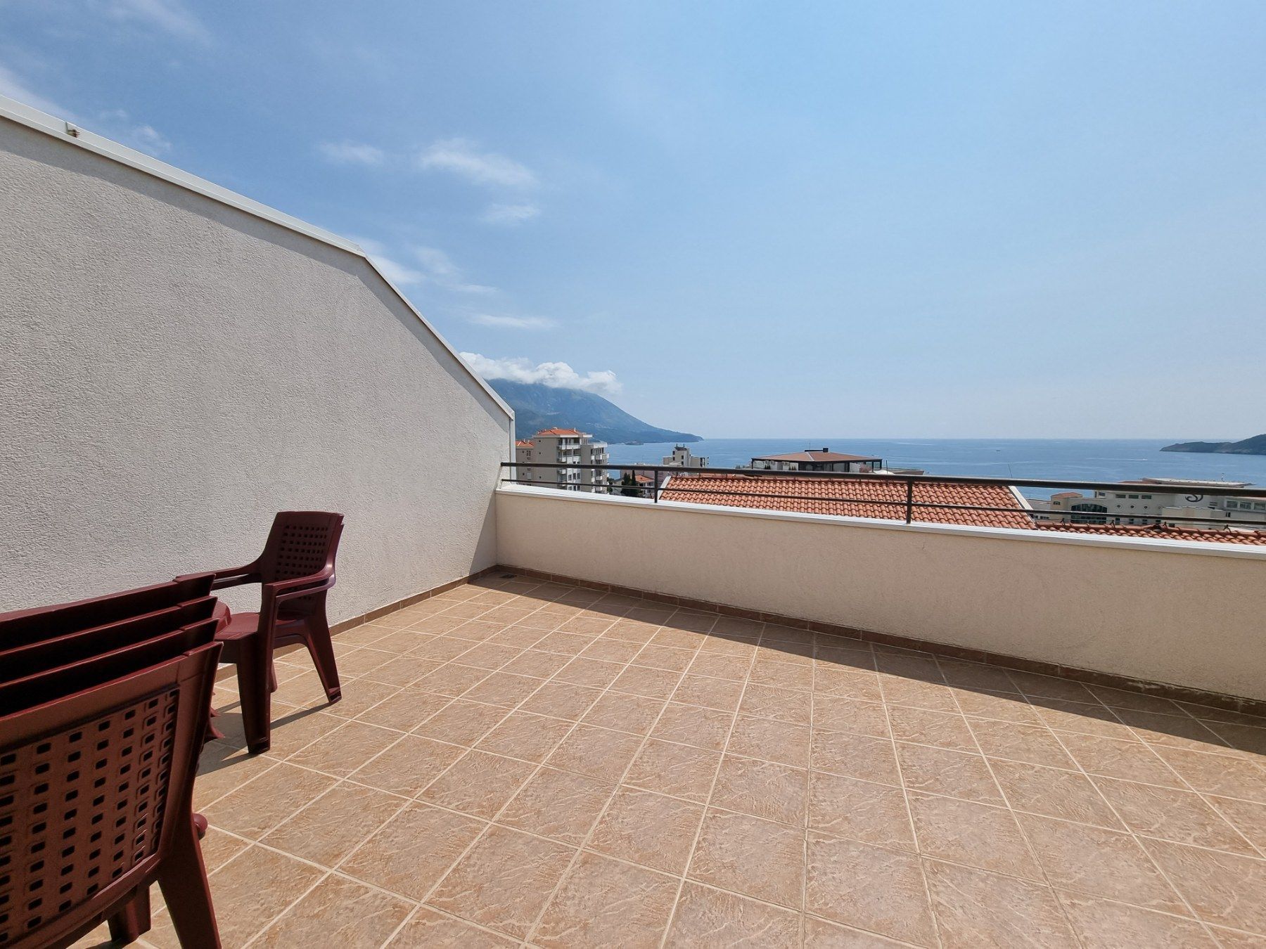 Dvosoban moderno opremljen stan sa garaznim mestom i pogledom na more,Becici-NA DUZI PERIOD - Amfora Real Estate