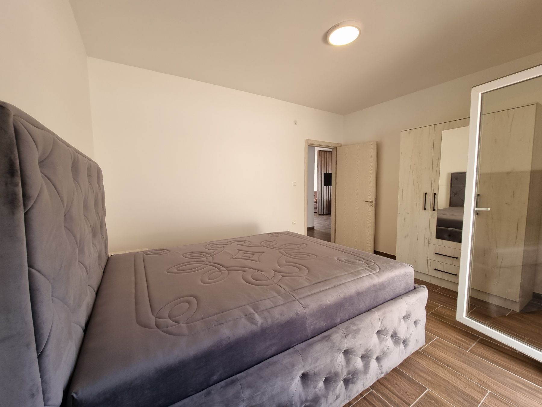 Dvosoban moderno opremljen stan sa garaznim mestom i pogledom na more,Becici-NA DUZI PERIOD - Amfora Real Estate