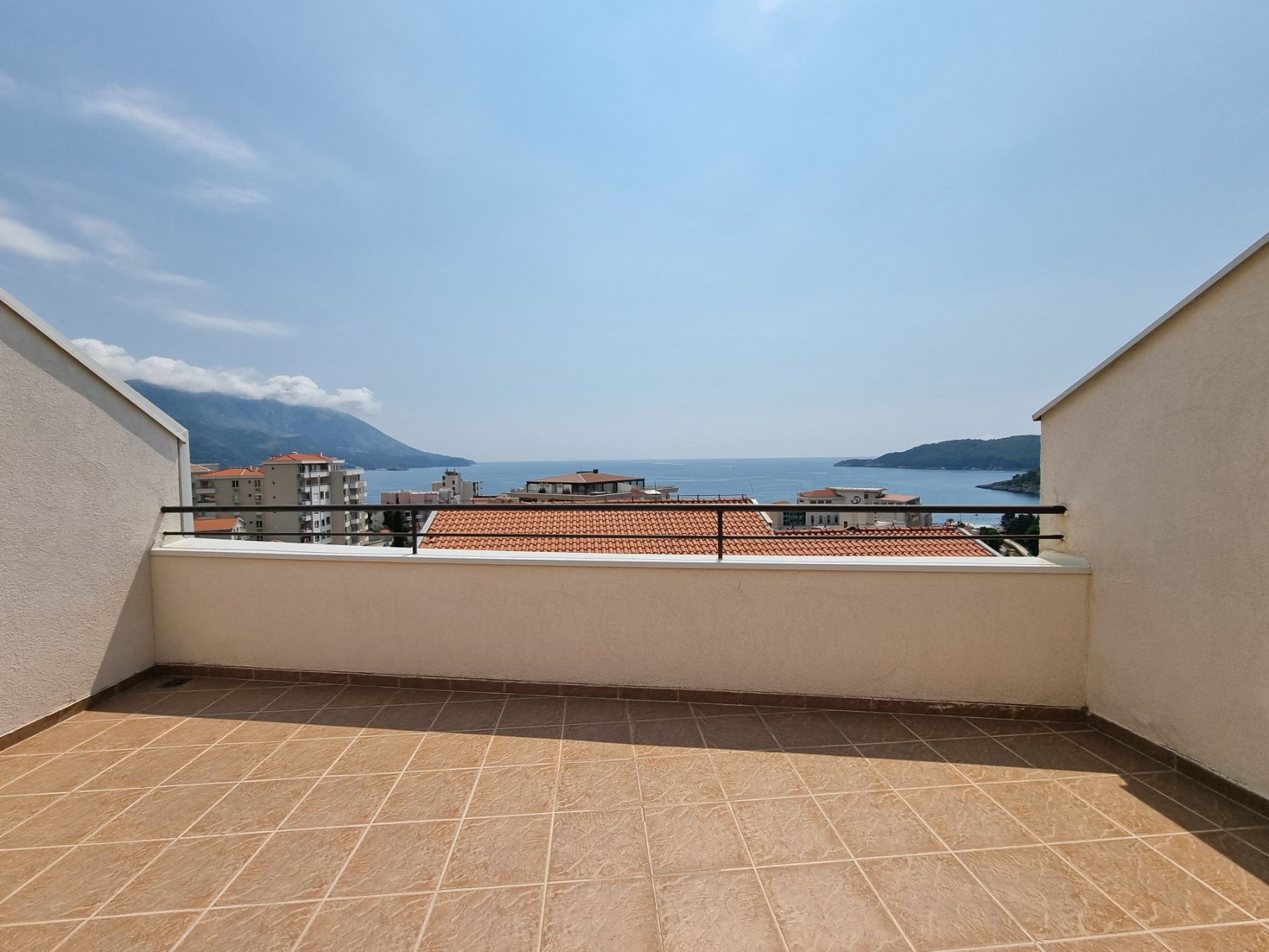 Dvosoban moderno opremljen stan sa garaznim mestom i pogledom na more,Becici-NA DUZI PERIOD - Amfora Real Estate