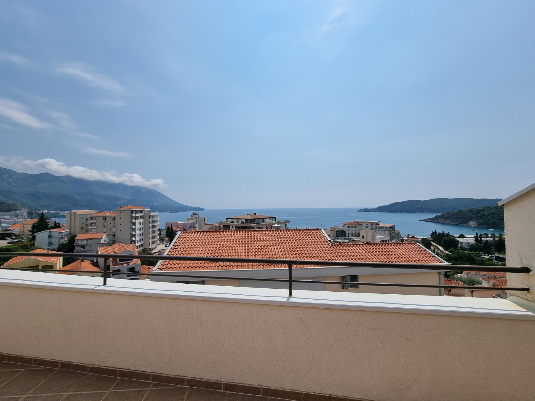 Dvosoban moderno opremljen stan sa garaznim mestom i pogledom na more,Becici-NA DUZI PERIOD - Amfora Real Estate