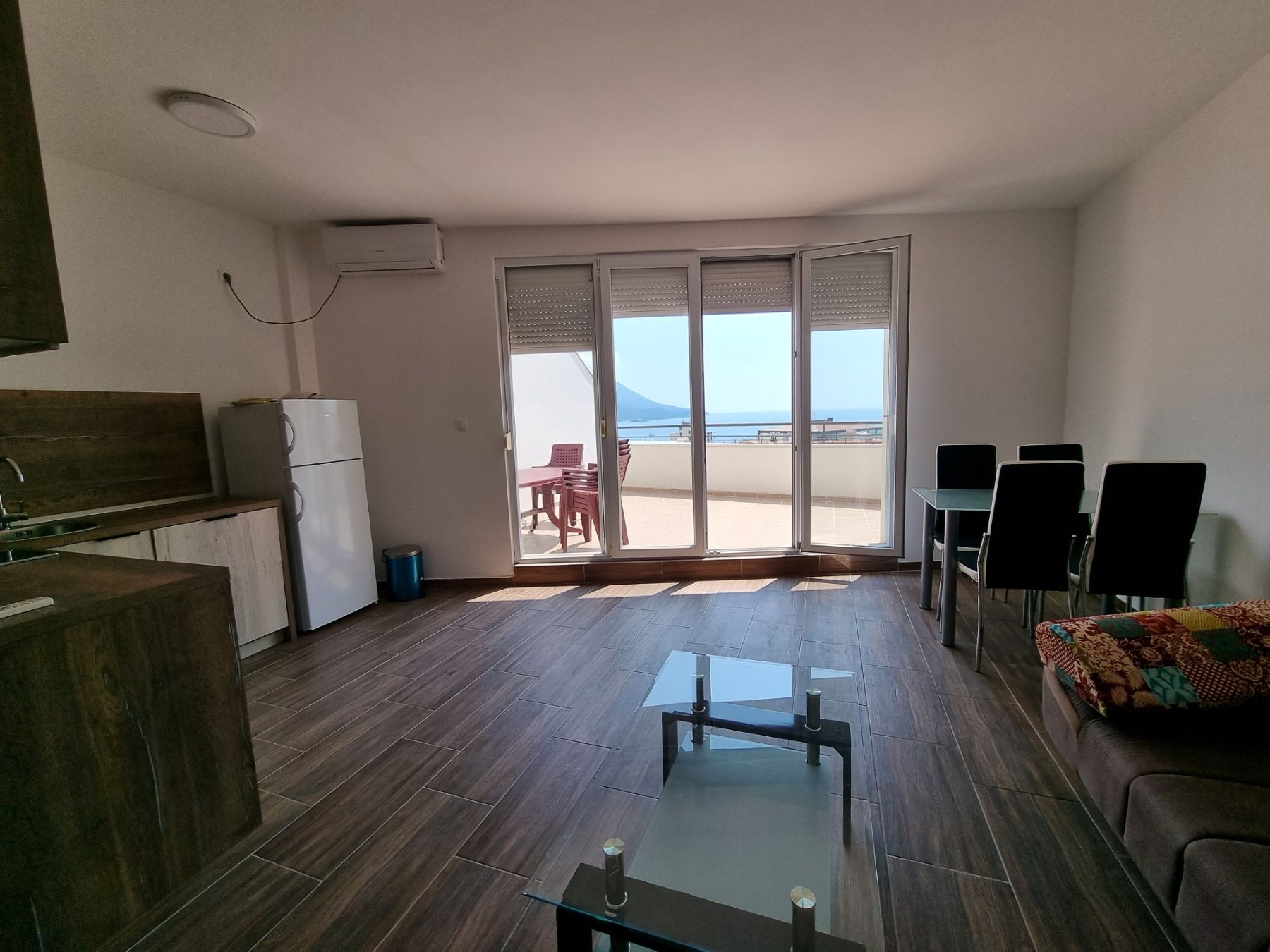 Dvosoban moderno opremljen stan sa garaznim mestom i pogledom na more,Becici-NA DUZI PERIOD - Amfora Real Estate