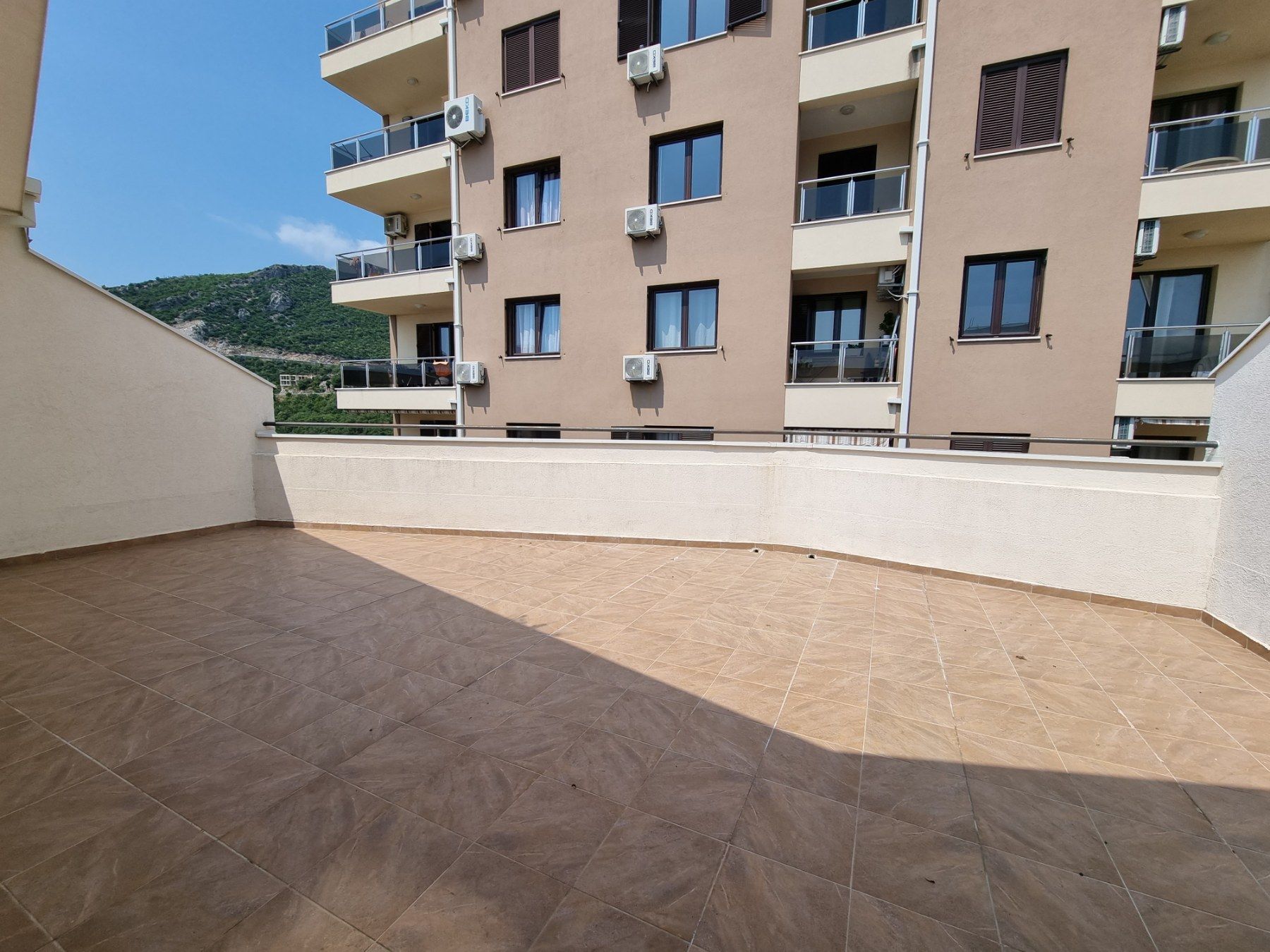 Dvosoban moderno opremljen stan sa garaznim mestom i pogledom na more,Becici-NA DUZI PERIOD - Amfora Real Estate