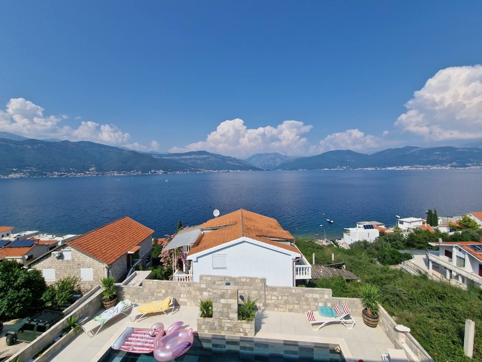 amforaproperty.com/Ekskluzivna vila na prvoj liniji do mora sa bazenom i panoramskim pogledom - Krasici, Opština Tivat