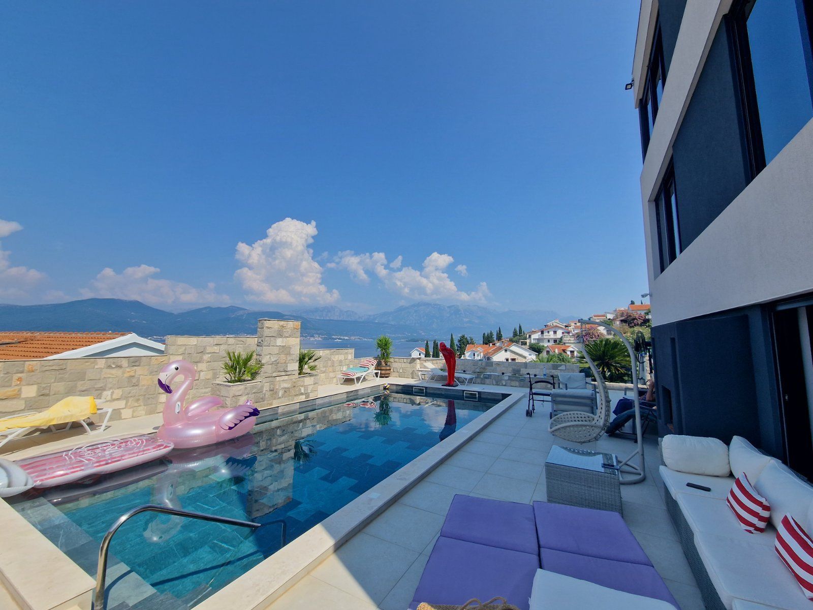 amforaproperty.com/Ekskluzivna vila na prvoj liniji do mora sa bazenom i panoramskim pogledom - Krasici, Opština Tivat