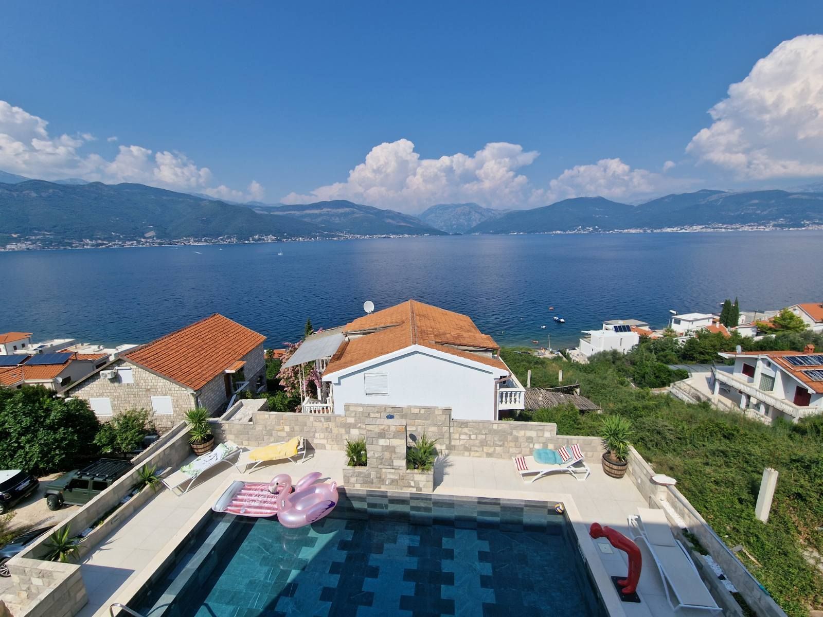 amforaproperty.com/Ekskluzivna vila na prvoj liniji do mora sa bazenom i panoramskim pogledom - Krasici, Opština Tivat