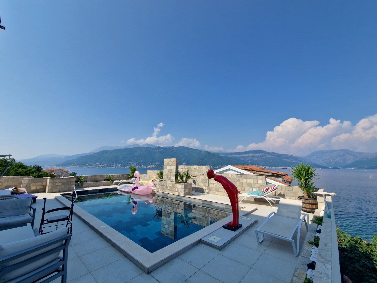 amforaproperty.com/Ekskluzivna vila na prvoj liniji do mora sa bazenom i panoramskim pogledom - Krasici, Opština Tivat