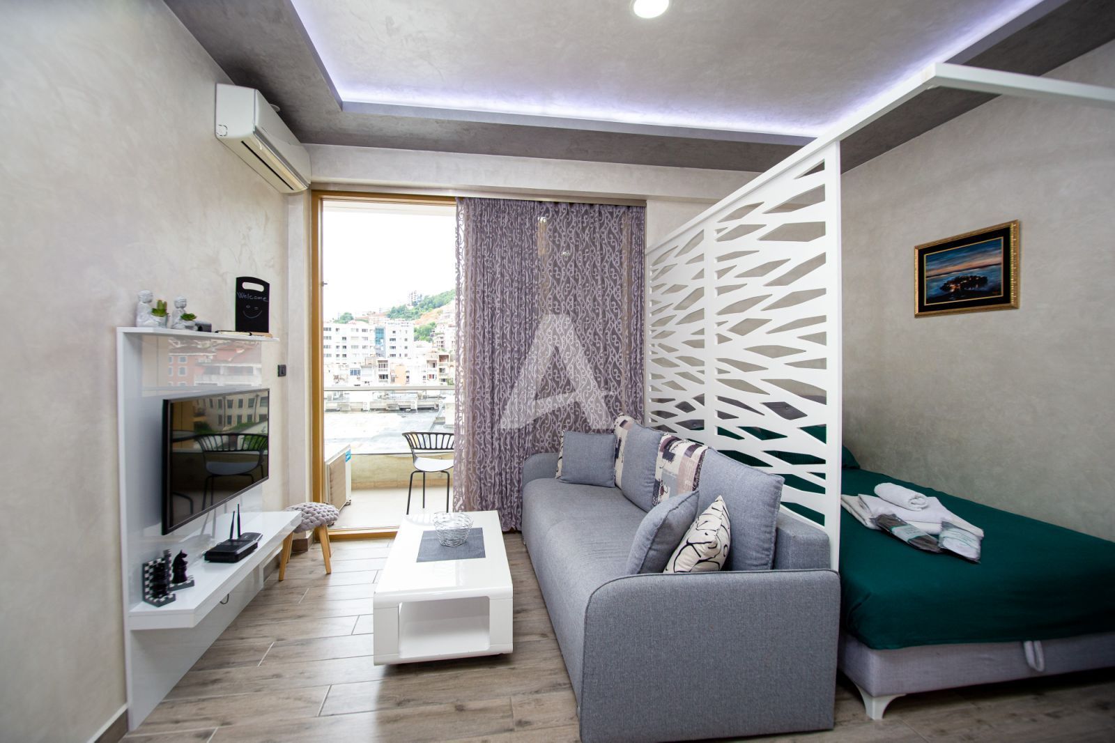 amforaproperty.com/Moderno opremljena garsonjera na fantastičnoj lokaciji ,Budva -CENTAR (NA PERIOD OD 01.09 do 01.06.2025 )