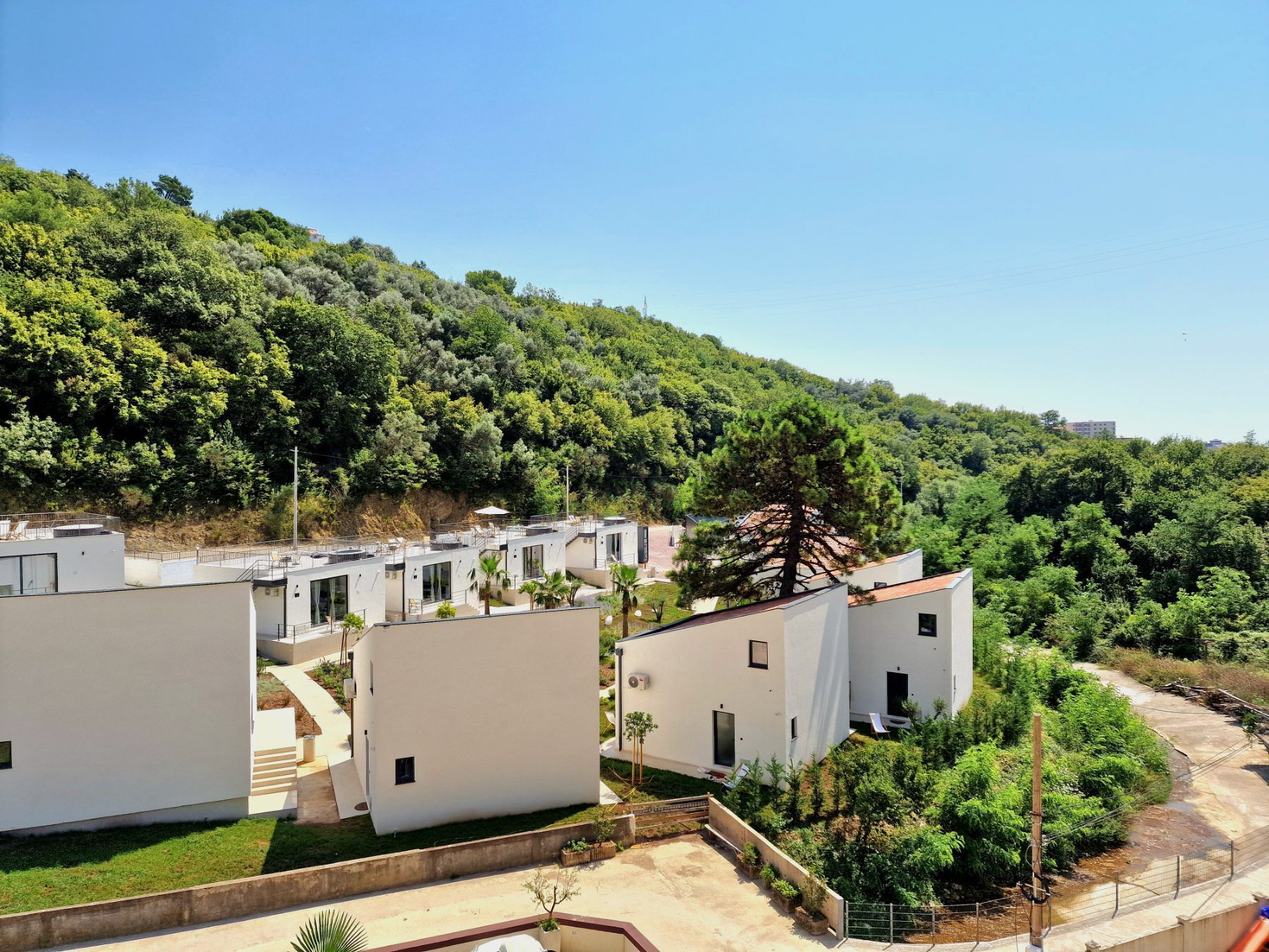 amforaproperty.com/Jednosoban moderno opremljen stan u stambeno-poslovnom objektu Paradiso - BECICI (NA DUZI PERIOD)