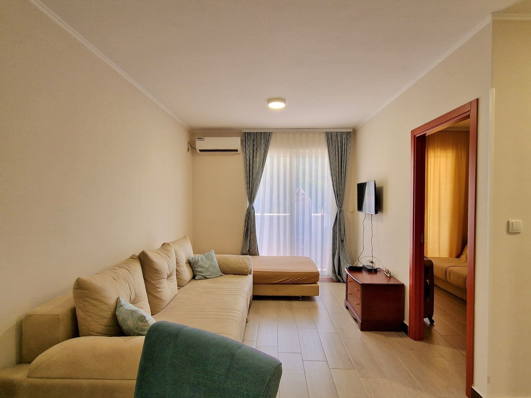 amforaproperty.com/Jednosoban moderno opremljen stan u stambeno-poslovnom objektu Paradiso - BECICI (NA DUZI PERIOD)
