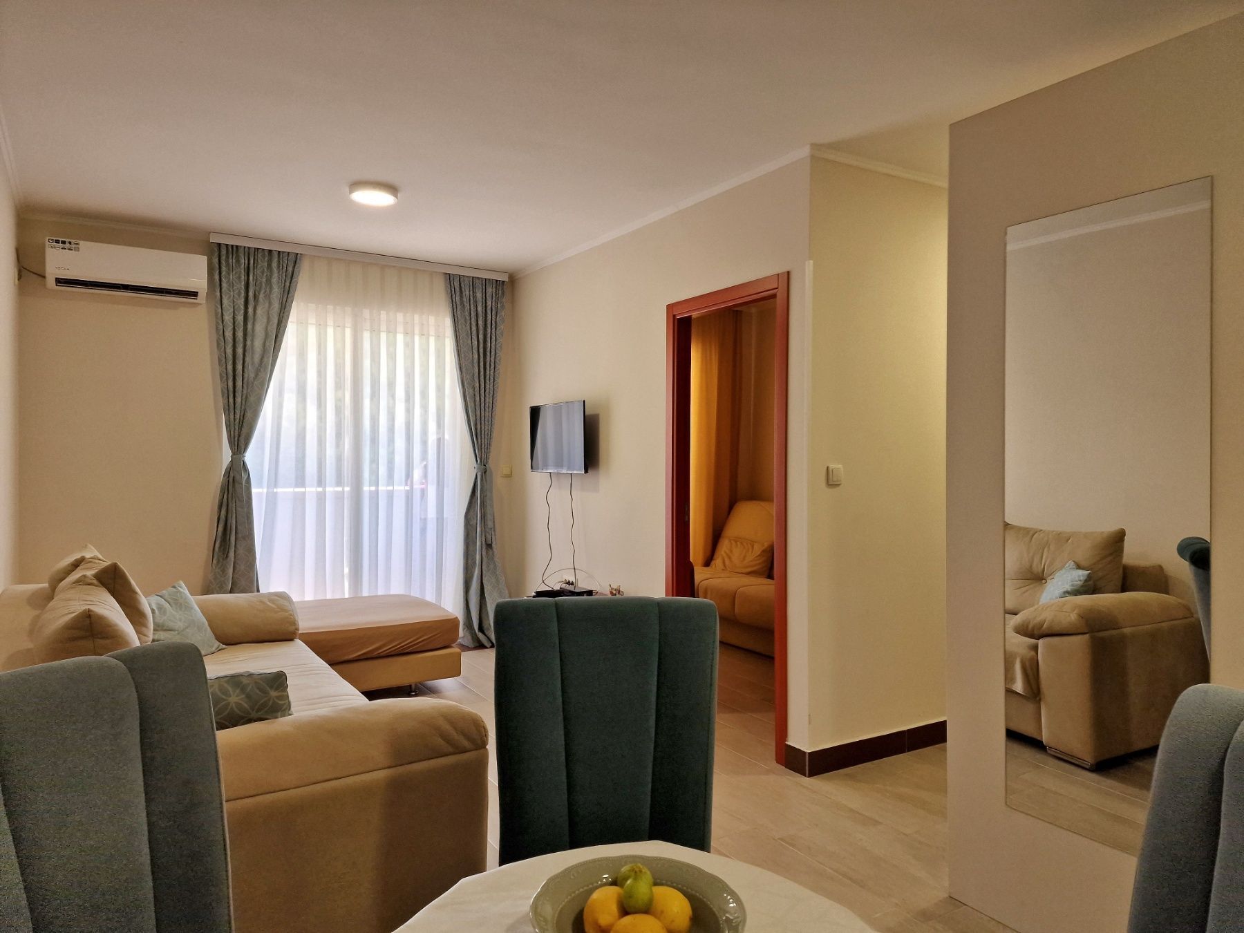 amforaproperty.com/Jednosoban moderno opremljen stan u stambeno-poslovnom objektu Paradiso - BECICI (NA DUZI PERIOD)